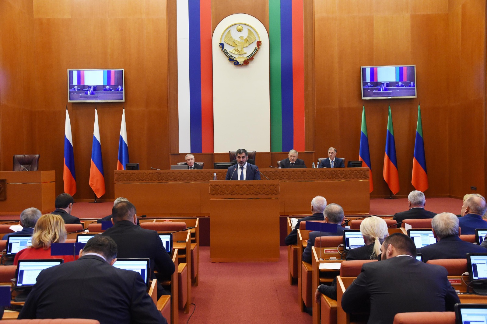 Гаджи Султанов представил три законопроекта на 48-й сессии Народного Собрания РД